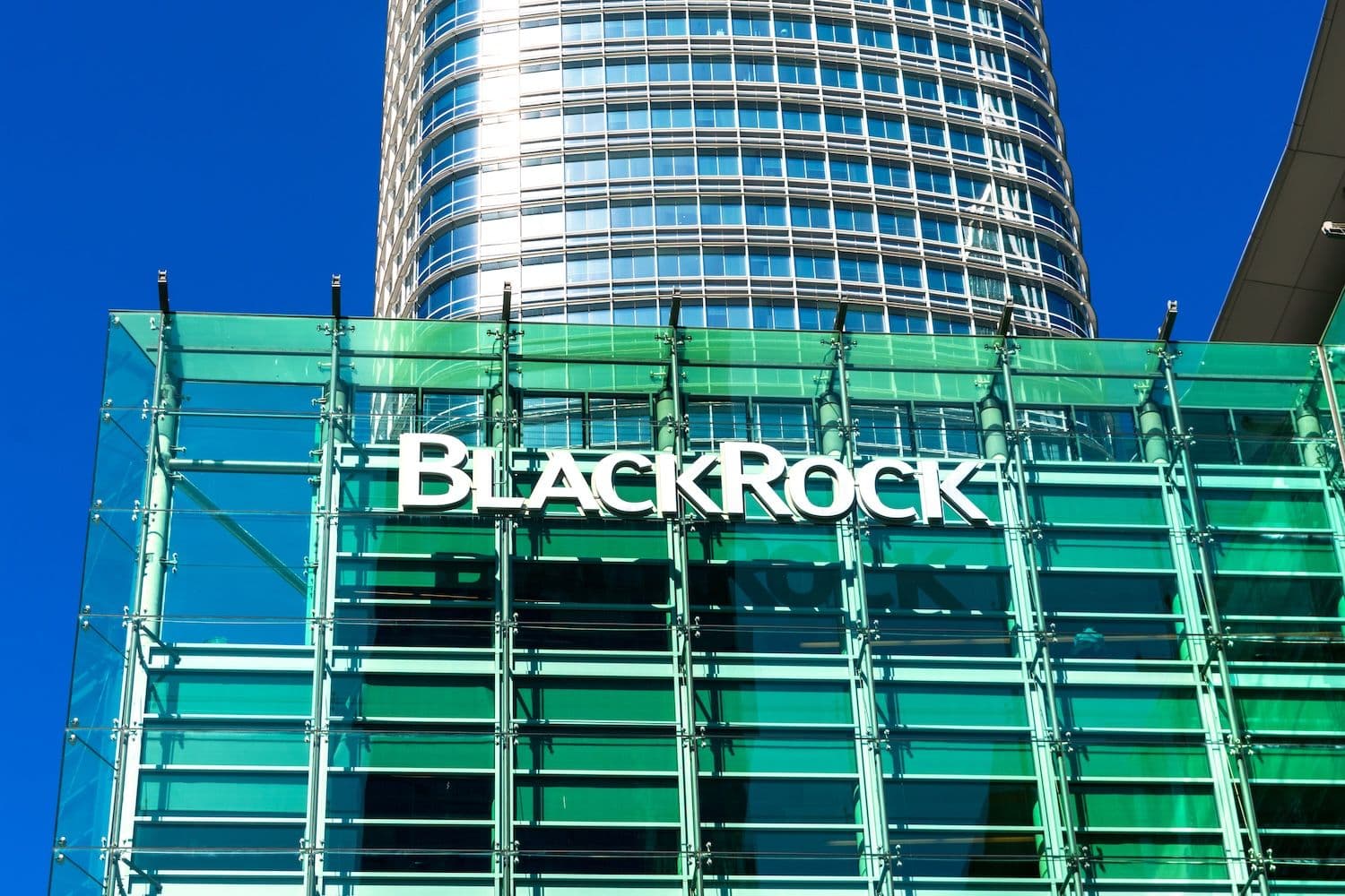 L'ETF Bitcoin di BlackRock registra un afflusso settimanale di $1,31 miliardi mentre il volume di scambio aumenta del 22%