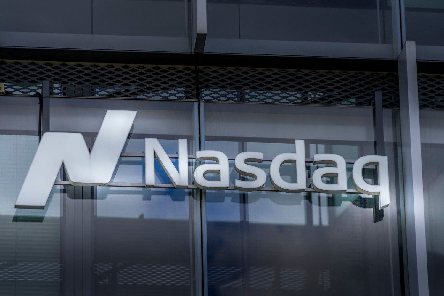 Nasdaq nộp hồ sơ cho 21Shares Dogecoin ETF khi SEC trì hoãn quyết định về Bitwise