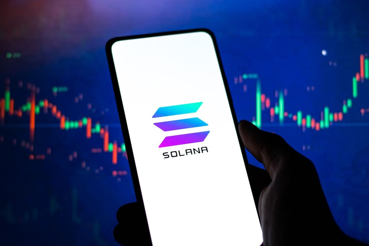 Solana Climbs 4.74% as Trading Volume Cools, ETF Approval Odds Hit 90%