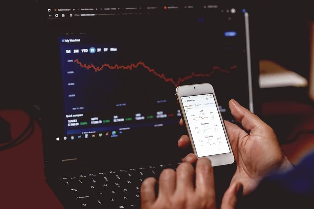 Enfraquecimento do Dólar e Preocupações com Tarifas Alimentam Corrida de US$ 3,4 Bilhões em Fundos de Cripto