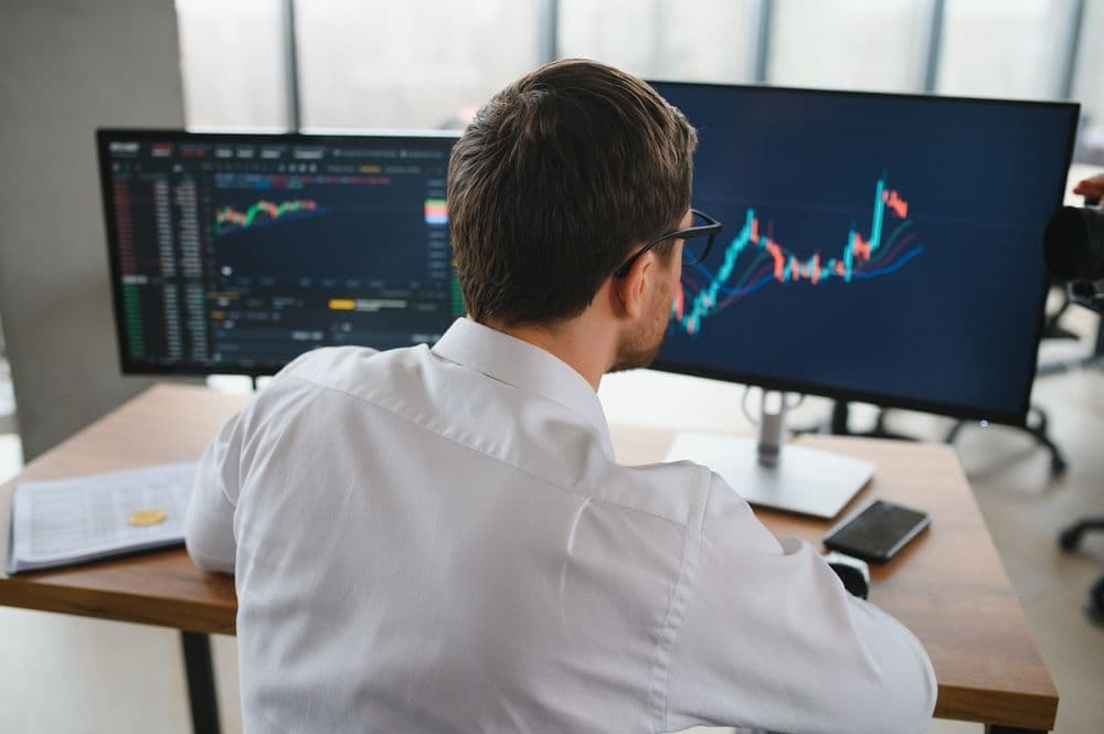 이더리움 고래들이 계속 구매하는 동안 소액 투자자들은 매도하고 있는데, 무엇이 변화를 이끄는가?