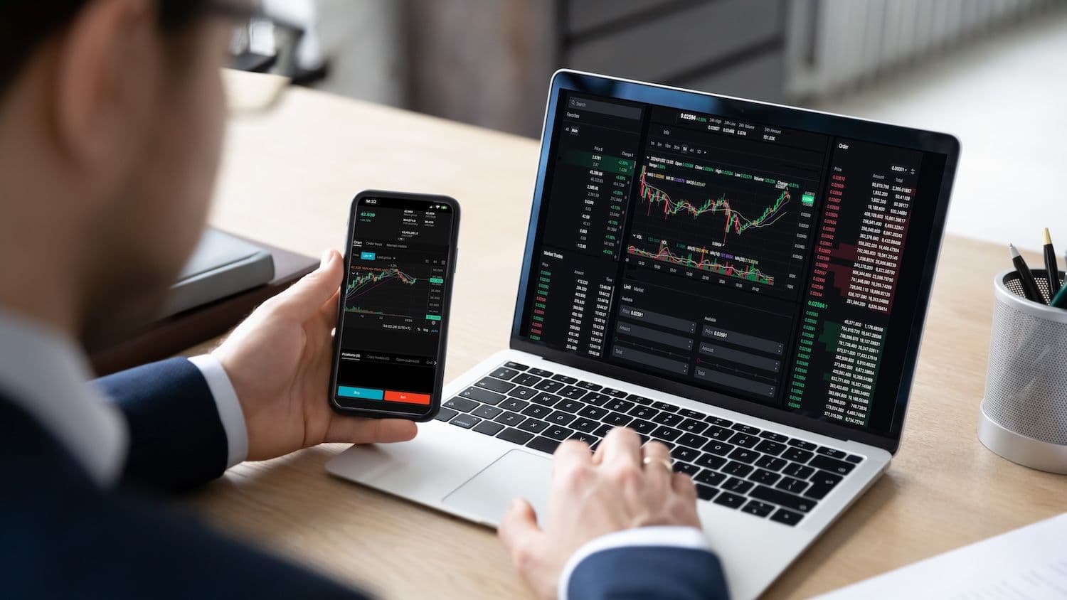 desktop-bitcoin-händler-sichern-sich-gegen-100000-dollar-rückgang-ab-da-geopolitische-spannungen-zunehmen